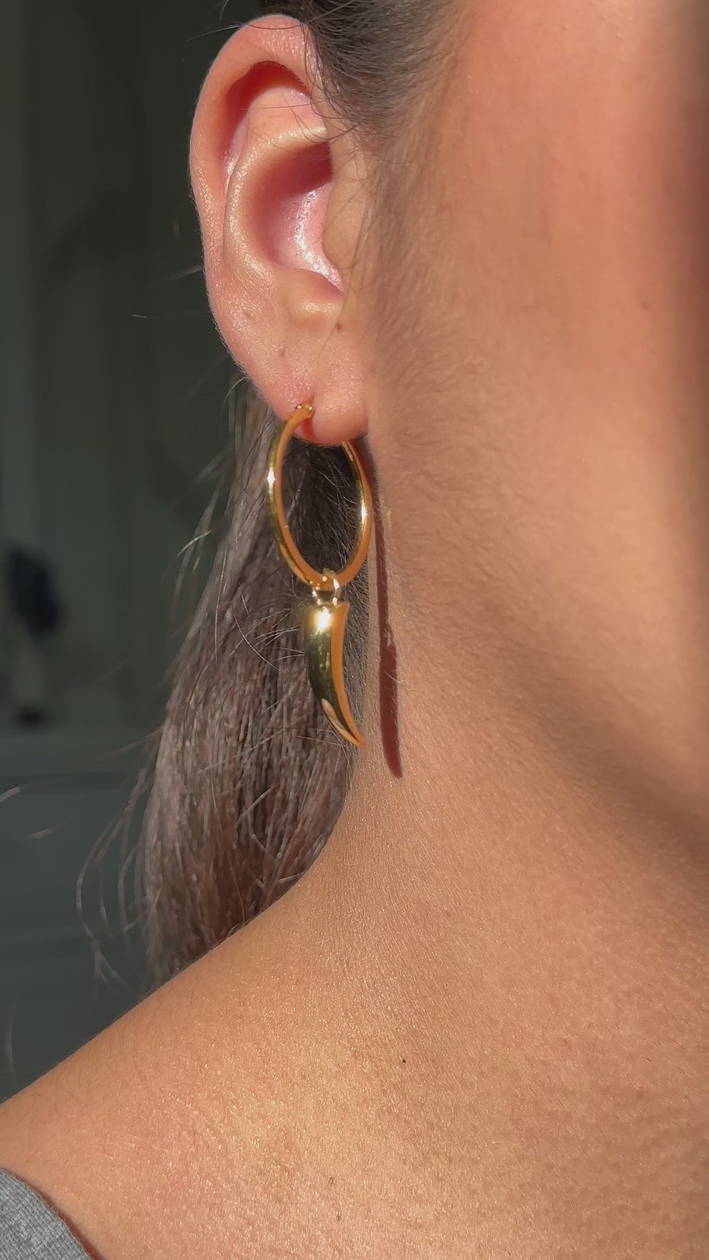 -CLAWS OUT Hoop Earrings With Claw Charm